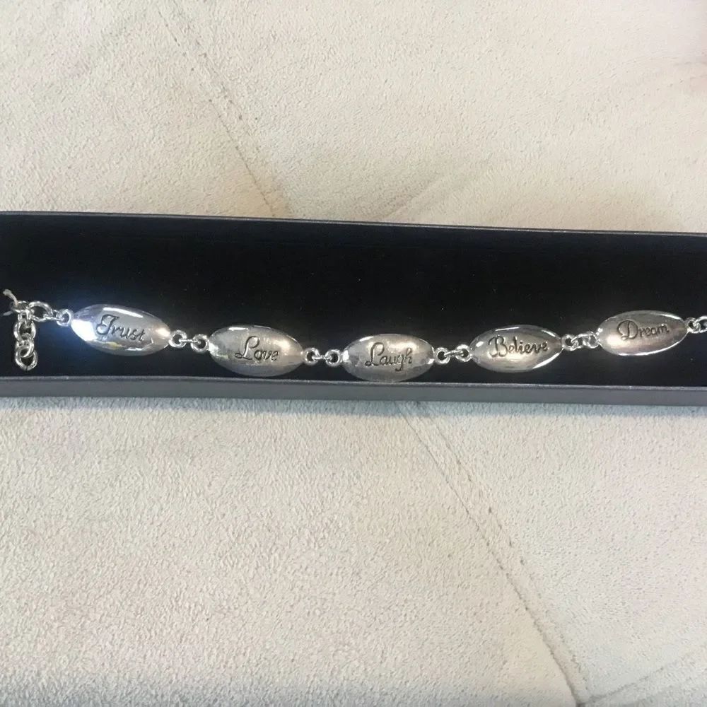 Reversible Silvertone Bracelet Adjustable. - Picture 4 of 8